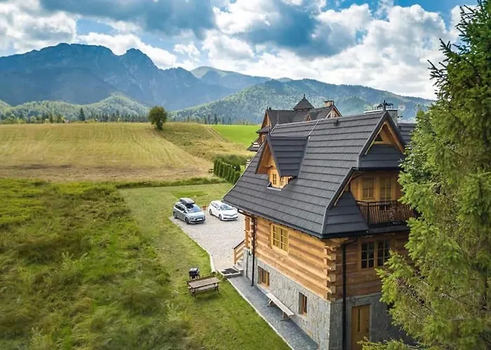 Góralskie Bacówki z widokiem na Giewont Zakopane